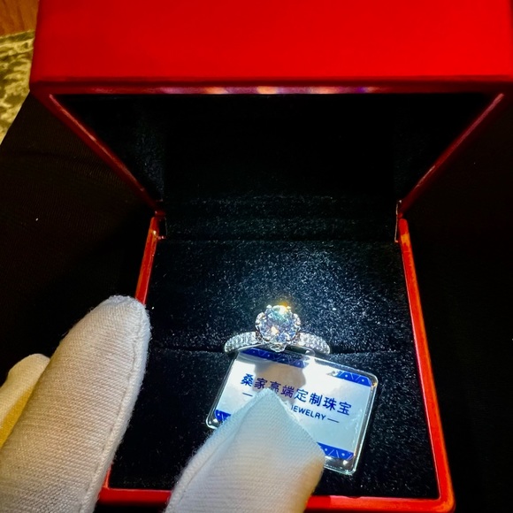 New 18k White gold Moissinate 1CT Diamond Ring - Picture 4 of 4